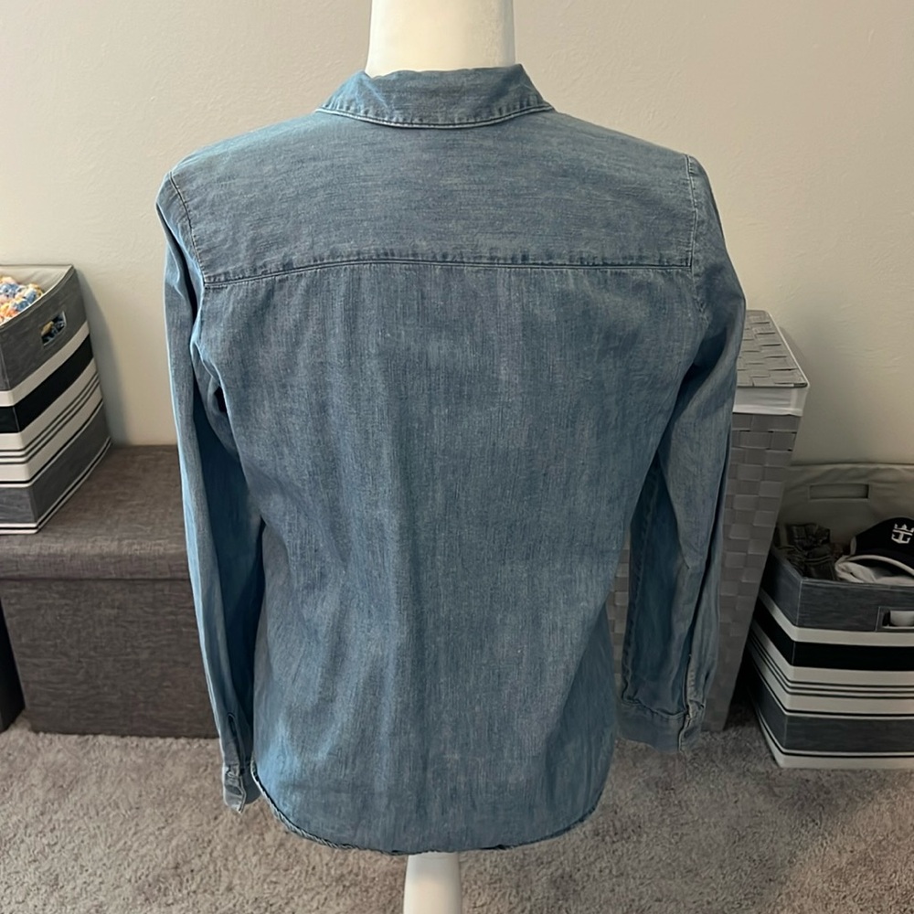 NWOT Ann Taylor LOFT Chambray Denim Top - Size Small - Picture 5 of 7